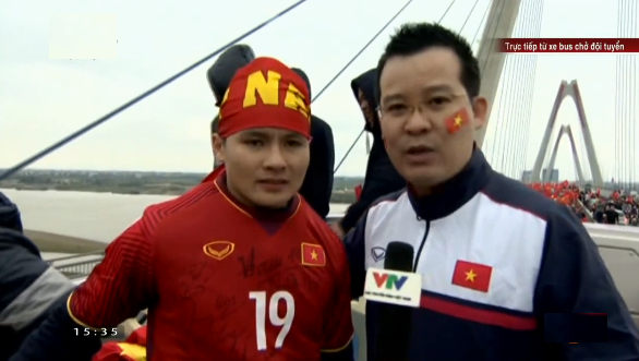 Clip: Quang Hải xúc động trước biển người chào đón U23 Việt Nam