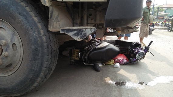 Tai nạn giao thông, hai vợ chồng tử vong dưới gầm xe ben