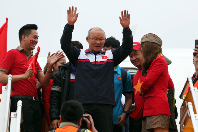 Chân dài mặc bikini trên máy bay đón U23 Việt Nam bị phản ứng dữ dội