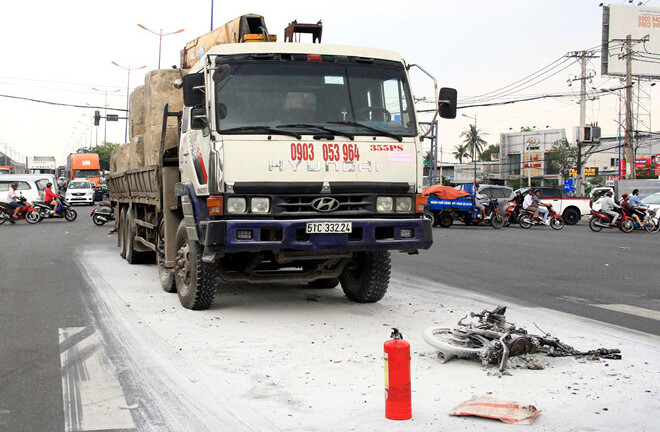 Xe máy cháy rụi sau tai nạn, 1 người chết