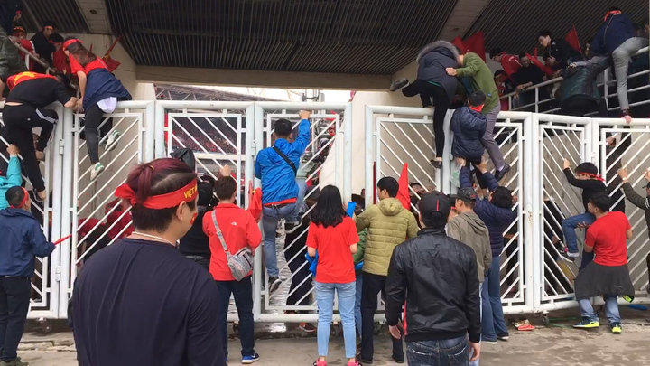 Clip: CĐV cố gắng “vượt rào” để vào sân Mỹ Đình gặp các chàng trai U23 Việt Nam
