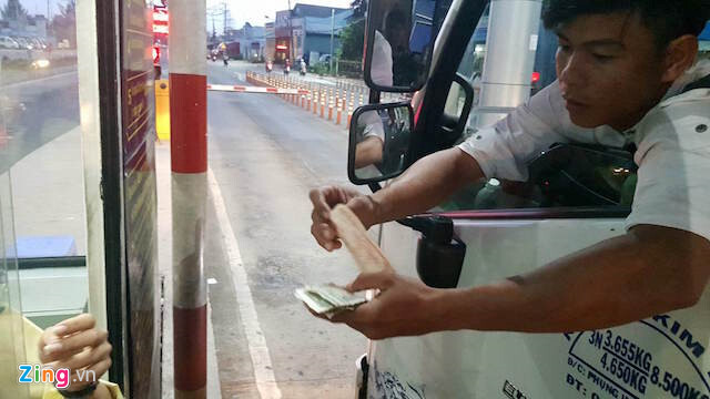 Tài xế dùng tiền lẻ thấm nước mua vé qua Trạm BOT Cần Thơ – Phụng Hiệp