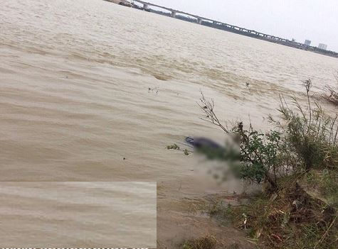 Người đàn ông bất ngờ bỏ lại xe máy trên cầu Vĩnh Tuy rồi gieo mình xuống sông Hồng