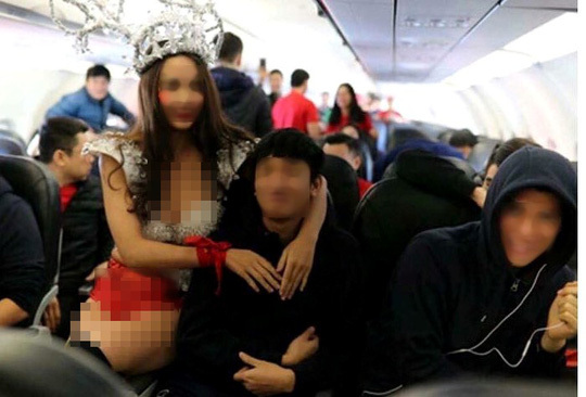 Người mẫu mặc bikini trên chuyến bay đón U23 VN: 'Vietjet yêu cầu tôi thân thiết với cầu thủ'