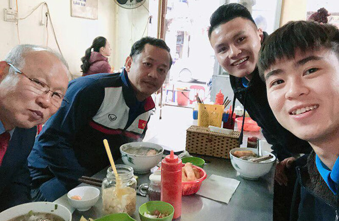 Quang Hải, Duy Mạnh mời HLV Park Hang Seo ăn phở bò Hà Nội