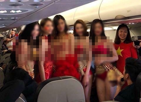 Báo quốc tế đưa tin về 'màn trình diễn bikini' đón đội tuyển U23 Việt Nam của Vietjet Air