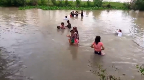 Đang rước dâu thì lật xuồng, cô dâu chú rể cùng quan viên hai họ bì bõm dưới nước 