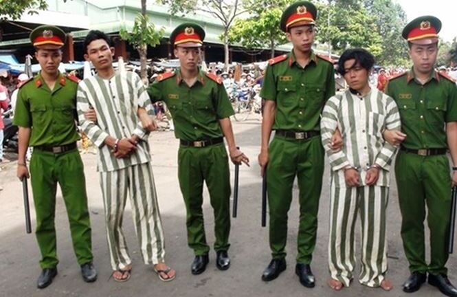 Truy tố 2 bị can cướp tài sản của đôi nam nữ rồi cưỡng bức cô gái