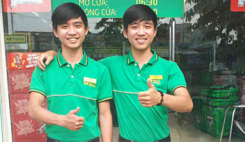 18 tuổi: cặp song sinh làm quản lý siêu thị bán hàng tiêu dùng có tiếng tại TP.HCM
