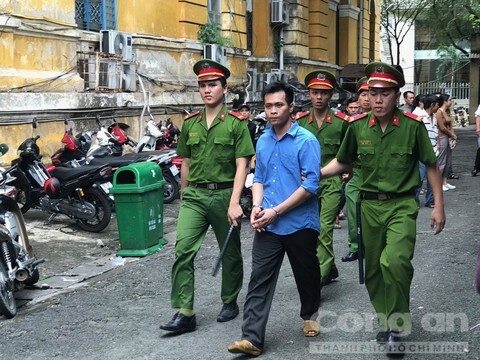 Tranh giành nuôi con, gã chồng đoạt mạng vợ lãnh 20 năm tù