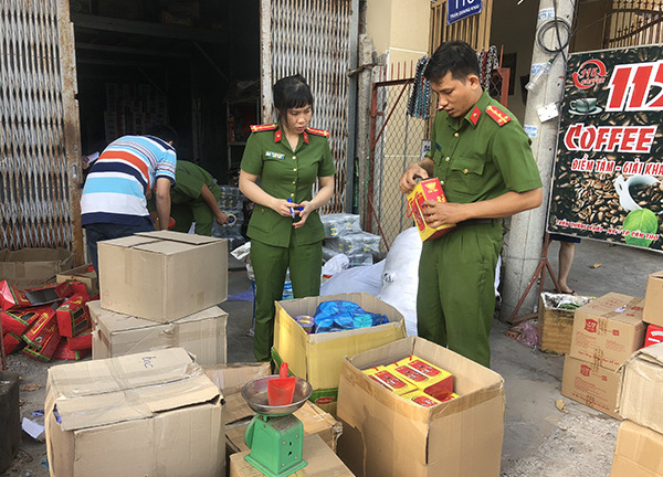 Hàng ngàn gói trà giả nhái thương hiệu nổi tiếng bị thu giữ
