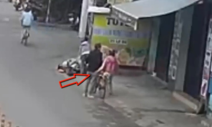 Clip: Cụ ông bị 3 người phụ nữ dàn cảnh móc trộm ví trên phố