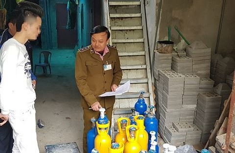 Hà Nội: Phát hiện gần 100 bình chứa khí bóng cười