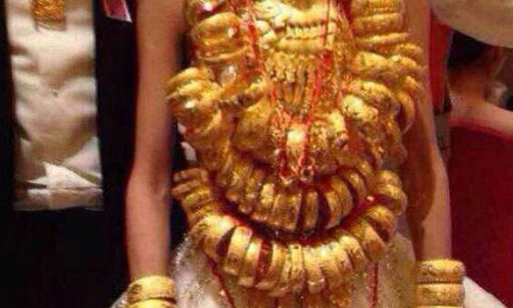 Chuyện bi hài: Chị chồng tặng vàng giả trong đám cưới, còn khoe khắp nơi