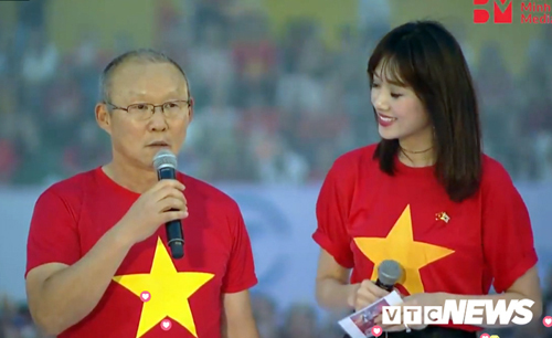 HLV Park Hang Seo không cầm được nước mắt khi nghe bài hát quê hương