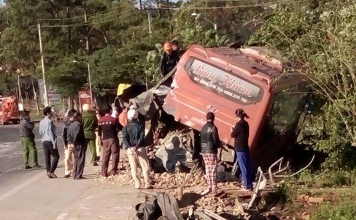 Xe khách tông xe tải khiến 5 người thương vong