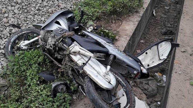 Tàu hỏa tông xe máy văng xa 20m, 1 người chết