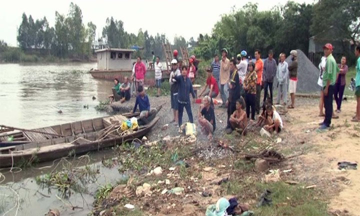 3 chị em mất tích dưới kênh: Tìm thấy thi thể bé 6 tuổi