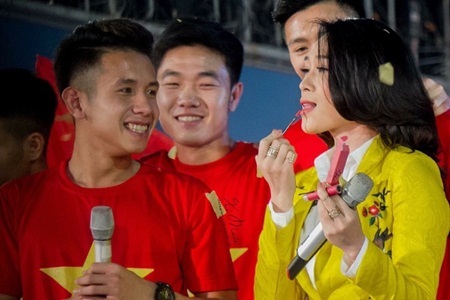 Clip: Mỹ Tâm vừa song ca vừa thử son Hồng Duy U23 Việt Nam tặng trên sân khấu