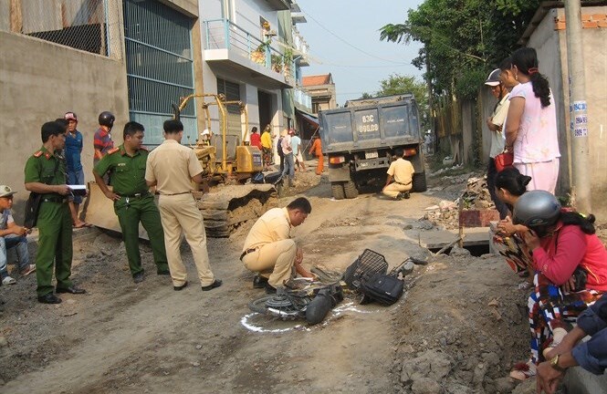 Xe tải lùi bất cẩn, cán chết nữ sinh đi xe đạp điện