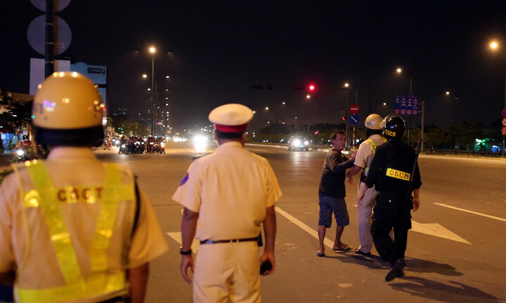 Tạm giữ thanh niên đâm 2 CSGT khi bị kiểm tra nồng độ cồn