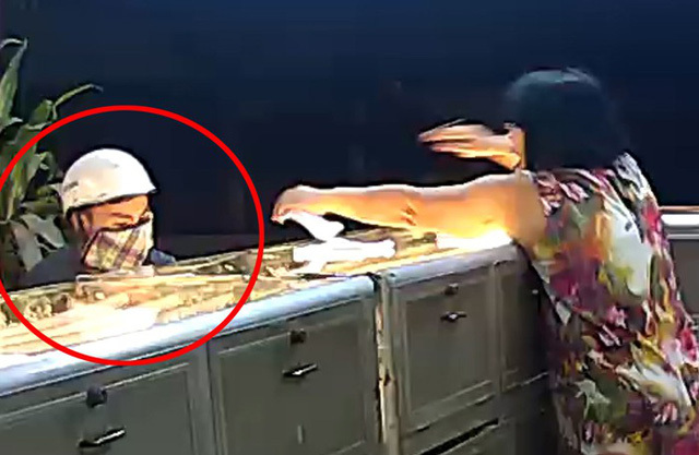 Clip: Nữ chủ tiệm vàng kể lại phút đối mặt với tên cướp táo tợn