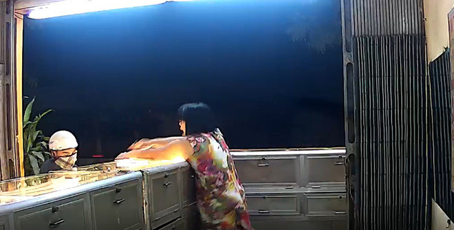 Vụ cướp tiệm vàng ở Bình Dương: Máu nghi phạm dính đầy đường