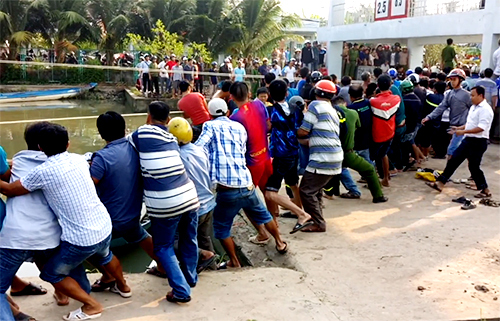 Hơn 100 người giải cứu nạn nhân bị kẹt giữa nắp cống