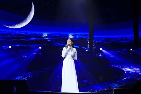 Lệ Quyên mặc áo dài nền nã trên sân khấu nhạc Trịnh