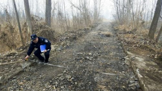 Kẹt tiền tiêu Tết, thanh niên đào trộm 800m mặt đường đem bán phế liệu