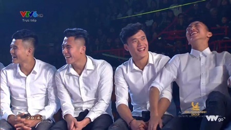 Clip: Cười nghiêng ngả vì màn đá luân lưu của U23 Việt Nam và các nghệ sĩ