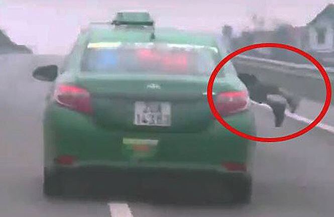 Hà Nội: Bất khẩn cấp tài xế taxi Mai Linh hất cảnh sát lên nắp capo, chạy suốt 20 km