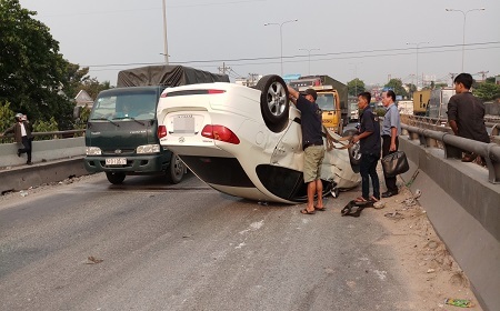 TP. HCM: Ô tô lật 