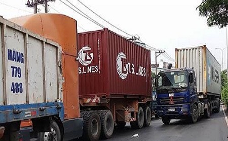 TP Hồ Chí Minh: Xe tải bẹp dúm sau khi 'cắm đầu' vào container