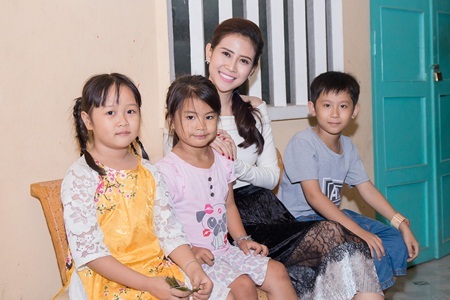 Á hậu Liên Phương trao học bổng cho học sinh nghèo hiếu học