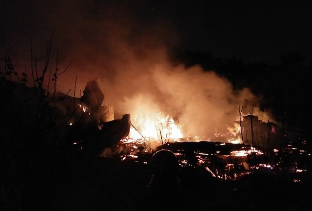 Xưởng gỗ bốc cháy ngùn ngụt, lan sang xưởng sửa chữa ô tô