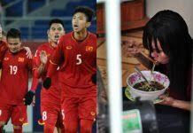 Cầu thủ U23 Việt Nam trích tiền thưởng giúp nữ công nhân về quê đón Tết