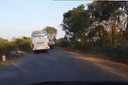 Video: Xe khách vượt ẩu gây tai nạn rồi bỏ đi