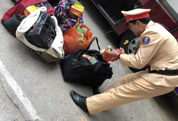 CSGT bắt ôtô khách vận chuyển hơn 100 kg pháo