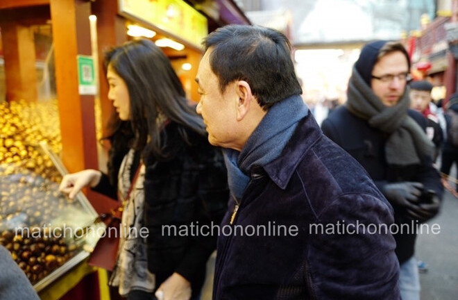 Lộ ảnh bà Yingluck và anh trai Thaksin đi mua sắm tại Bắc Kinh