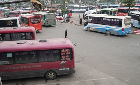 Hà Nội: Ngỡ ngàng bến xe vắng khách ngày cận Tết