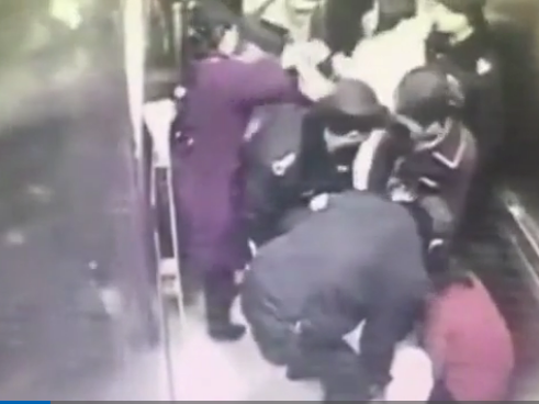 Không kịp vào phòng sinh, bà bầu sinh con ngay trong thang máy bệnh viện