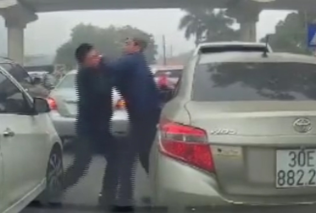 Video: 2 tài xế lao vào