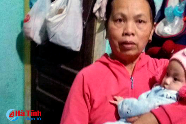 Bé gái 4 tháng tuổi bị bỏ rơi trước cổng nhà