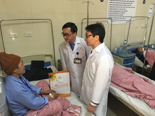 Phó Thủ tướng Vũ Đức Đam thăm, tặng quà bệnh nhân ung thư