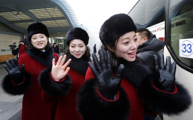 Đội cổ vũ Triều Tiên bỏ dở chuyến tham quan vì hàng trăm phóng viên săn đuổi