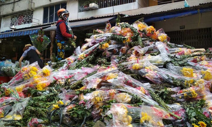 Bị “dội hàng”, chủ hàng đem đổ 200 thùng, hoa tươi chất đống bên đường