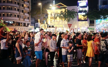 Người dân cả nước tưng bừng chào đón giao thừa Mậu Tuất 2018
