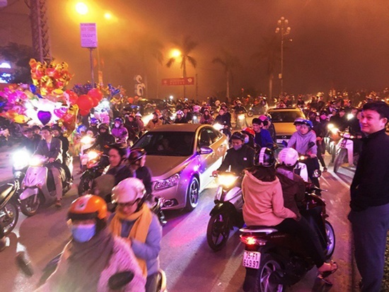 Hàng ngàn người Quảng Bình tiếc nuối vì sương mù cản trở pháo hoa