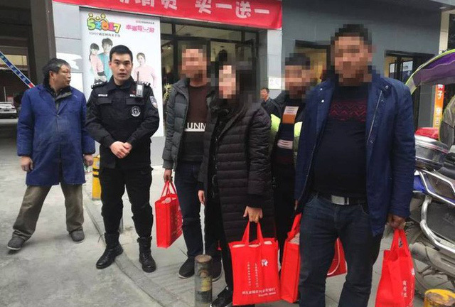 Xách 5 túi tiền hơn 13 tỷ về quê ăn Tết, người phụ nữ được cảnh sát hộ tống